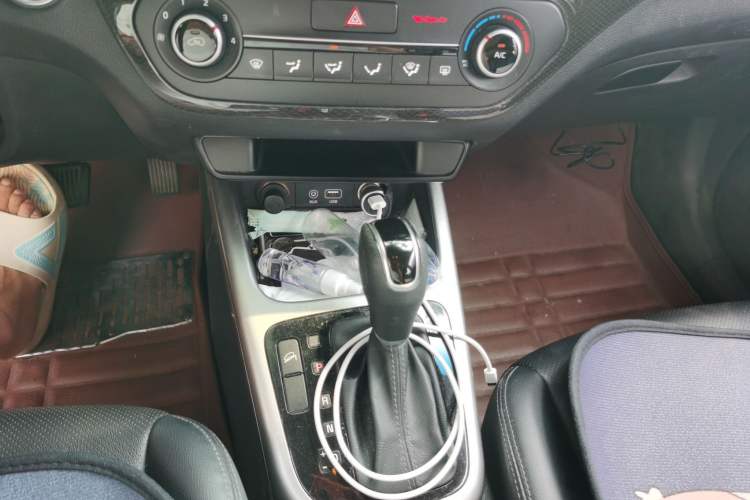 Used Kia KX3 2015 1.6L Automatic Two-Wheel Drive DLX Gear Lever