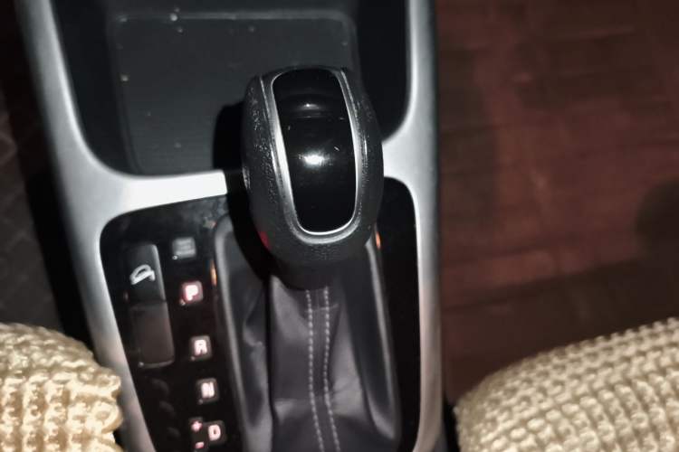 Used Kia KX3 2015 1.6L Automatic Two-Wheel Drive DLX Gear Lever