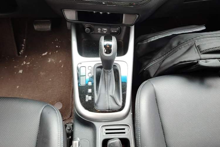 Used Kia KX3 2015 1.6L Automatic Two-Wheel Drive DLX Gear Lever