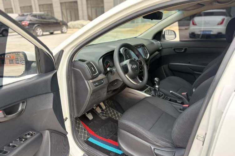 Used Kia KX3 2015 1.6L Manual Two-Wheel-Drive GLS Interior 3
