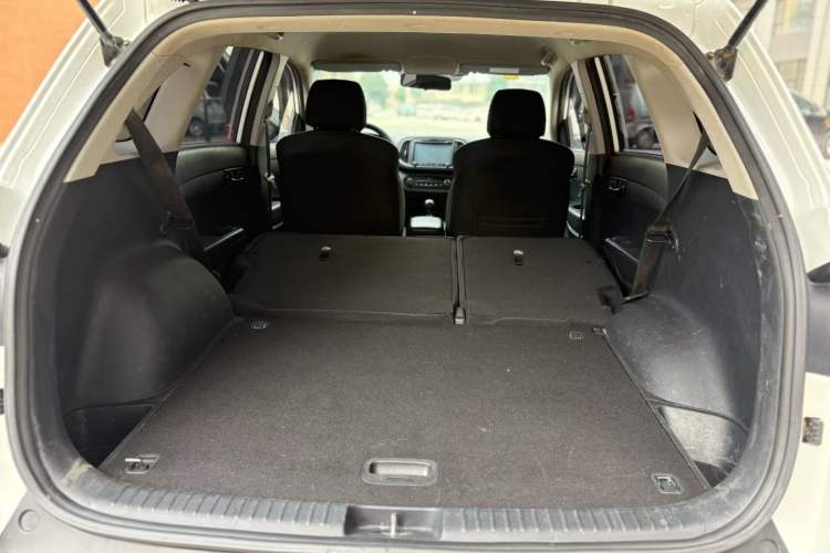 Used Kia KX3 2015 1.6L Manual Two-Wheel-Drive GLS Interior 4