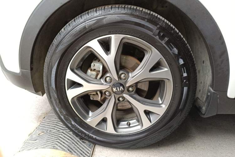 Used Kia KX3 2015 1.6L Automatic Two-Wheel Drive DLX Left Front Wheel Hub