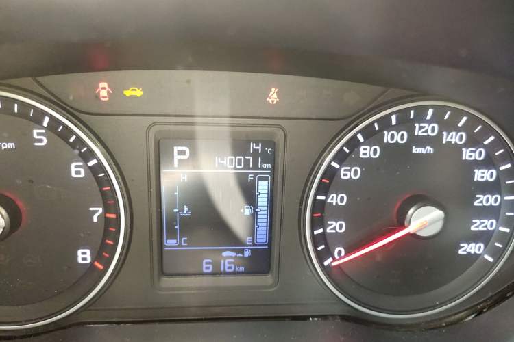 Used Kia KX3 2015 2.0L Automatic Two-Wheel Drive DLX Odometer Close Up