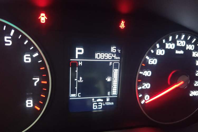 Used Kia KX3 2015 1.6L Automatic Two-Wheel Drive DLX Odometer Close Up
