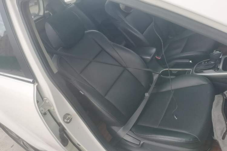 Used Kia KX3 2015 1.6L Automatic Two-Wheel Drive DLX Right Front Seat