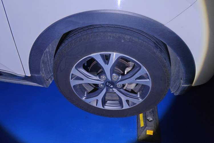 Used Kia KX3 2015 1.6L Automatic Two-Wheel Drive DLX Right Front Wheel Hub