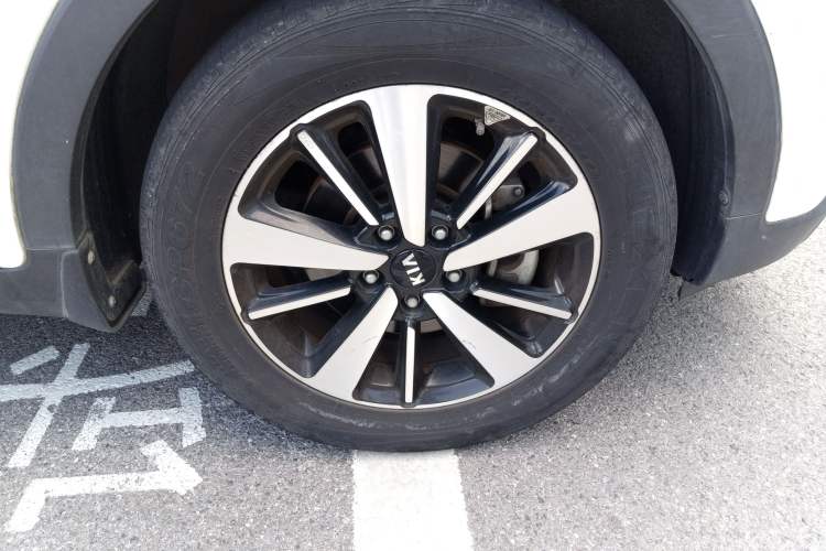 Used Kia KX3 2015 1.6T Automatic Two-Wheel Drive DLX Right Front Wheel Hub