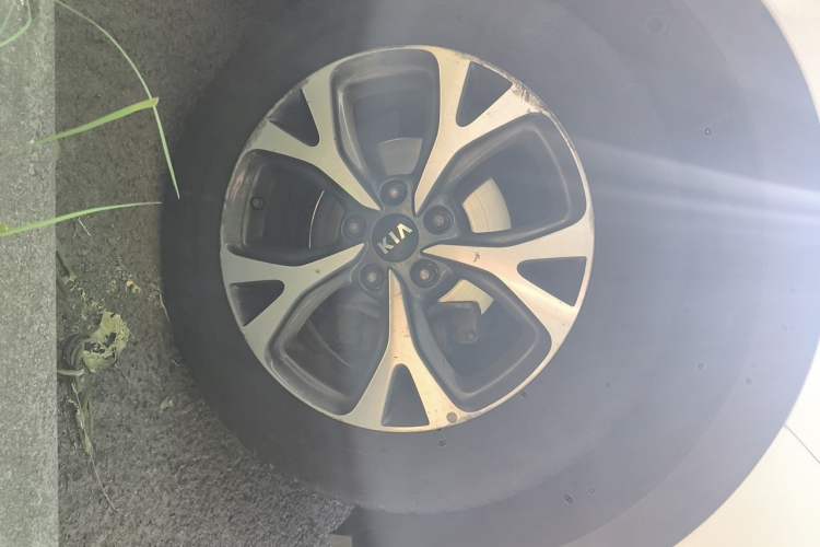 Used Kia KX3 2015 1.6L Automatic Two-Wheel Drive DLX Right Front Wheel Hub