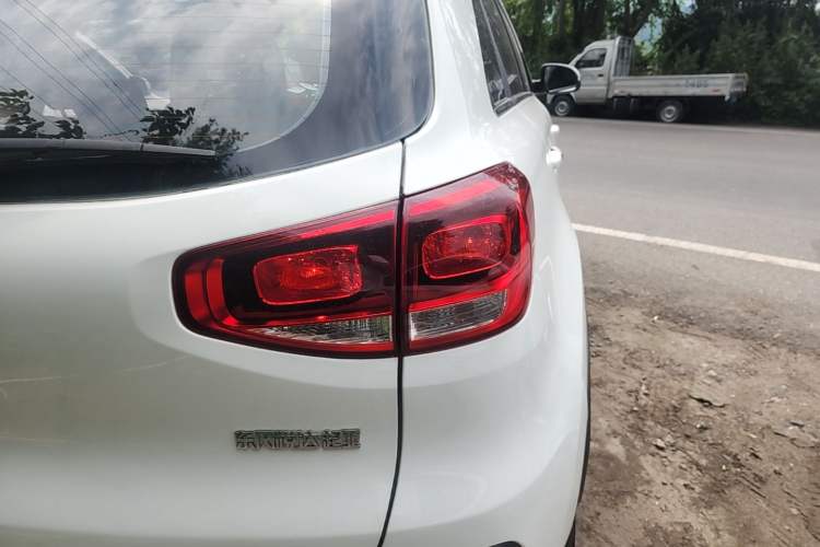 Used Kia KX3 2015 1.6L Automatic Two-Wheel Drive DLX Right Rear Taillight