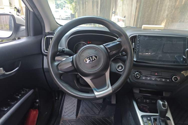 Used Kia KX3 2015 1.6L Automatic Two-Wheel Drive DLX Steering Wheel