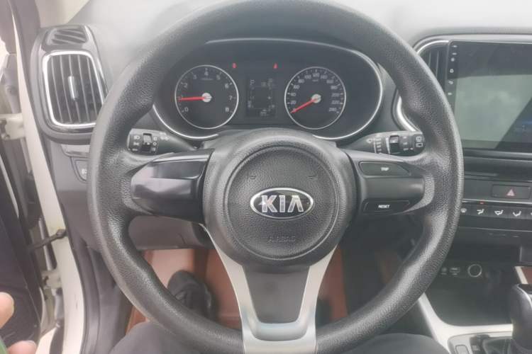 Used Kia KX3 2015 1.6L Automatic Two-Wheel Drive DLX Steering Wheel