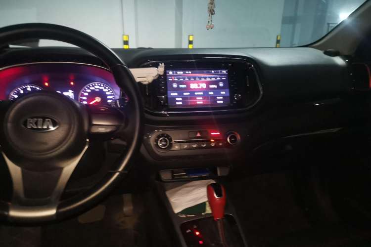 Used Kia KX3 2015 1.6T Automatic Two-Wheel Drive DLX Center Console
