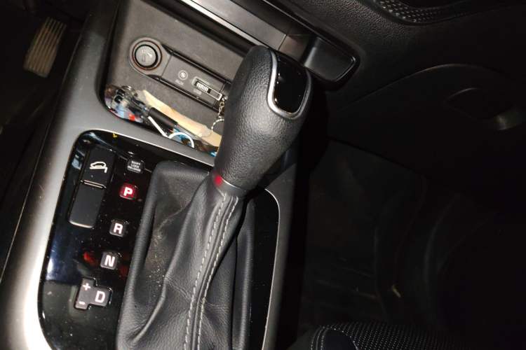 Used Kia KX3 2015 1.6L Automatic Two-Wheel Drive DLX Gear Lever