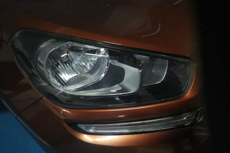 Used Kia KX3 2015 1.6T Automatic Two-Wheel Drive DLX Right Front Headlight