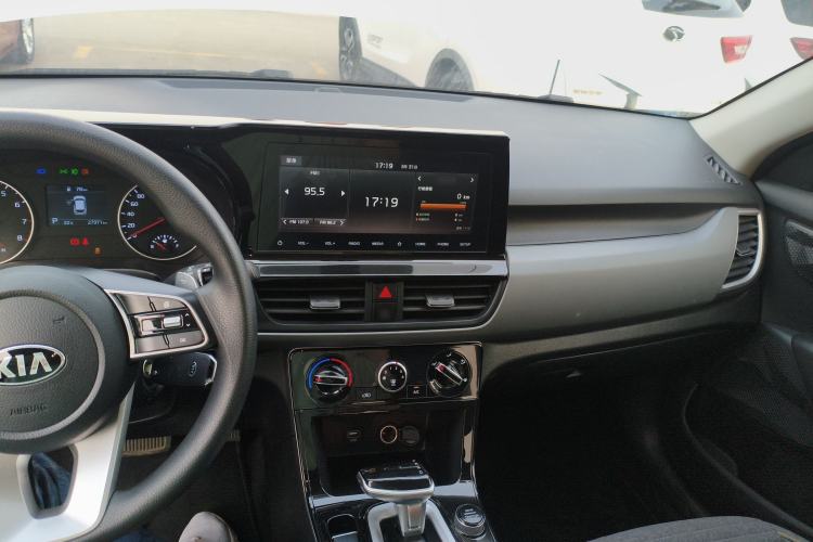 Used Kia KX3 2020 1.5L CVT Comfort Edition Center Console