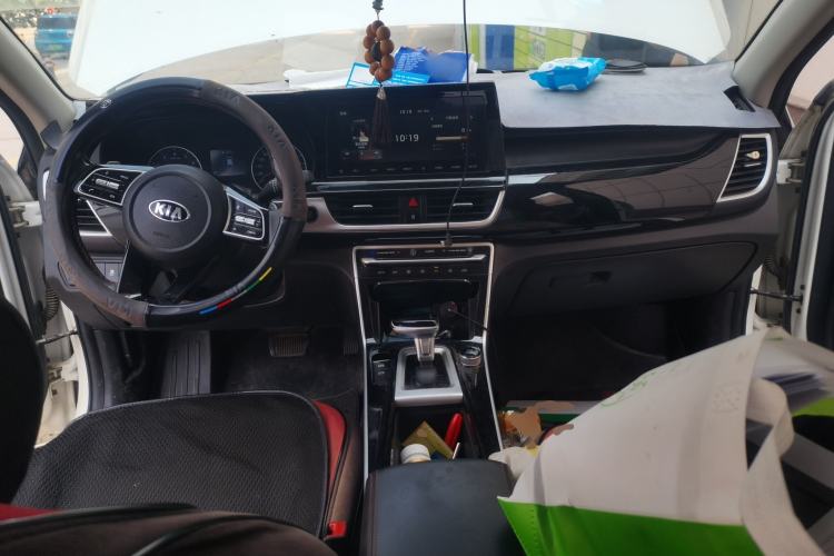 Used Kia KX3  Center Console