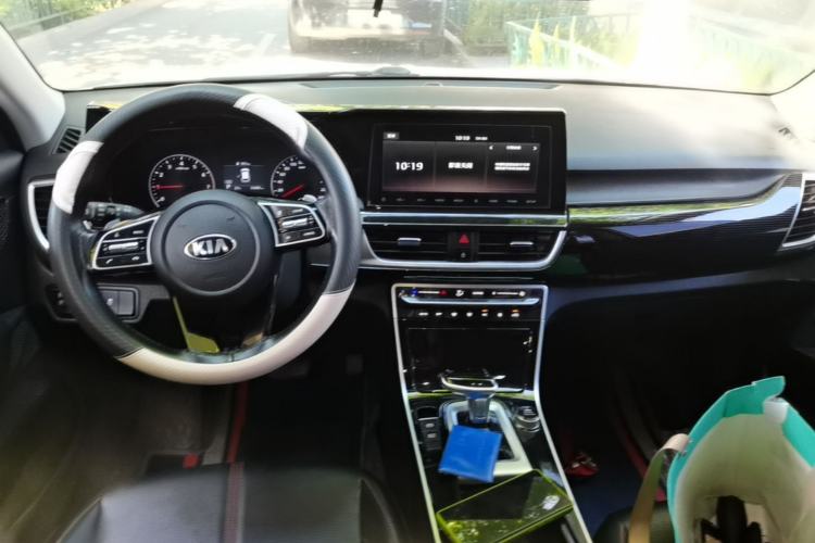 Used Kia KX3 2020 1.5L CVT Trend Edition Center Console