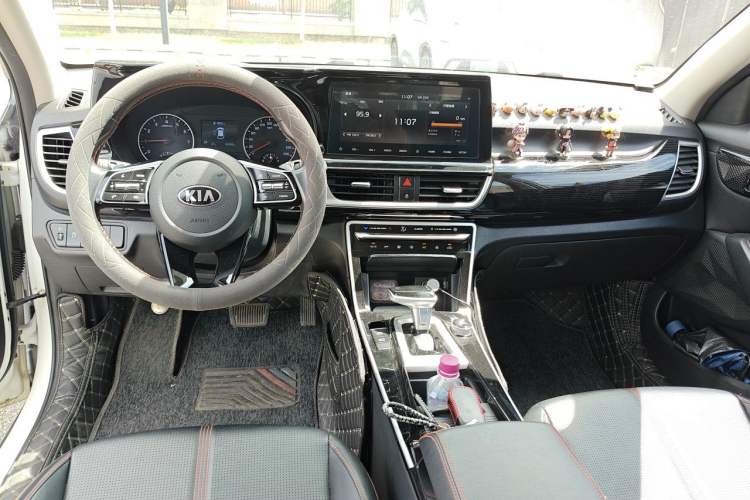 Used Kia KX3 2020 1.5L CVT Trend Edition Center Console