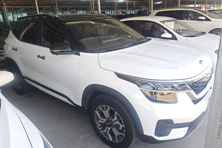 Used Kia KX3 2020 1.5L CVT Trend Edition Front Right 45 Deg