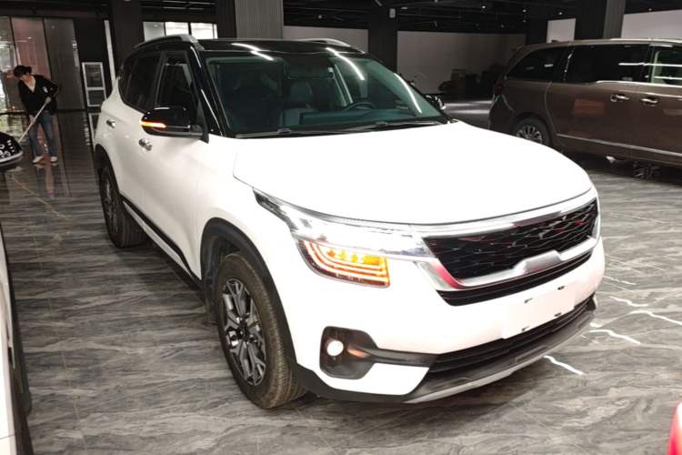 Used Kia KX3 2021 1.5L CVT Trend Edition Front Right 45 Deg
