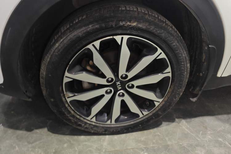 Used Kia KX5 2017 1.6T Automatic Two-Wheel Drive 15th Anniversary Special Edition DLX Left Front Wheel Hub