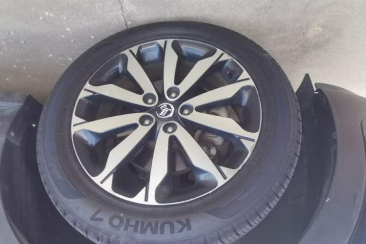 Used Kia KX5 2016 1.6T Automatic Two-Wheel Drive DLX Exterior 4