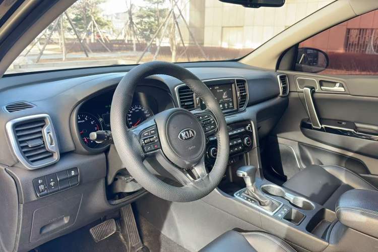 Used Kia KX5 2016 2.0L Automatic 2WD Premium Interior 4