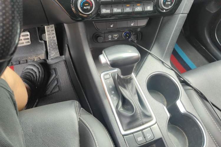 Used Kia KX5 2016 1.6T Automatic Two-Wheel Drive Premium Gear Lever