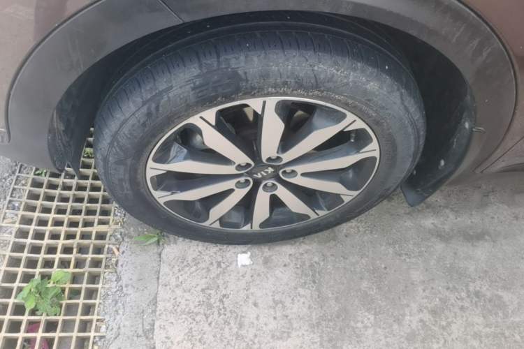Used Kia KX5 2016 1.6T Automatic Two-Wheel Drive DLX Left Front Wheel Hub