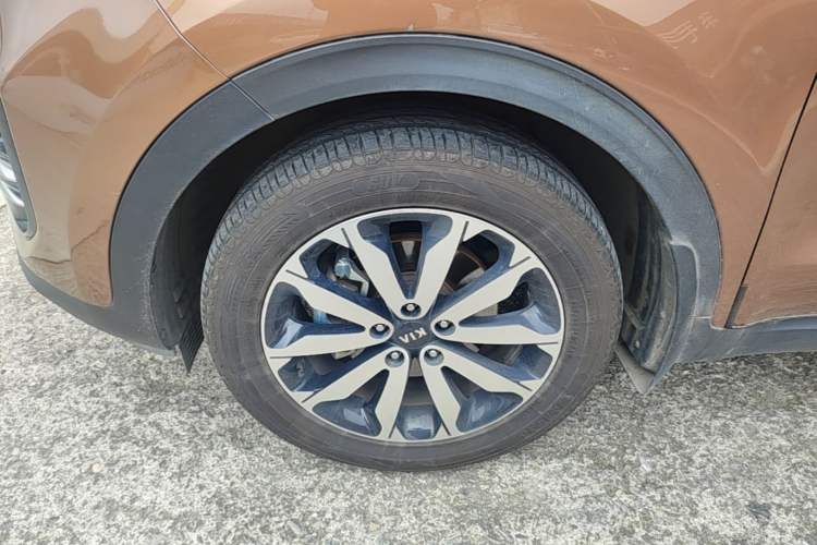 Used Kia KX5 2016 1.6T Automatic Two-Wheel Drive DLX Left Front Wheel Hub