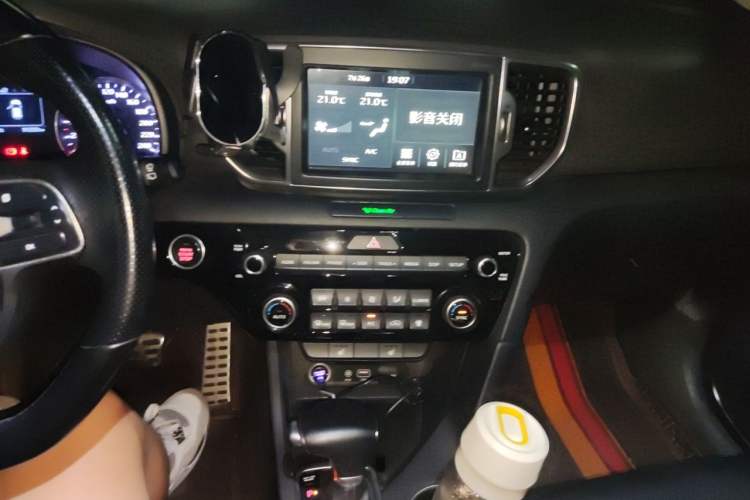 Used Kia KX5 2016 1.6T Automatic Two-Wheel Drive DLX Audio And AC Panel