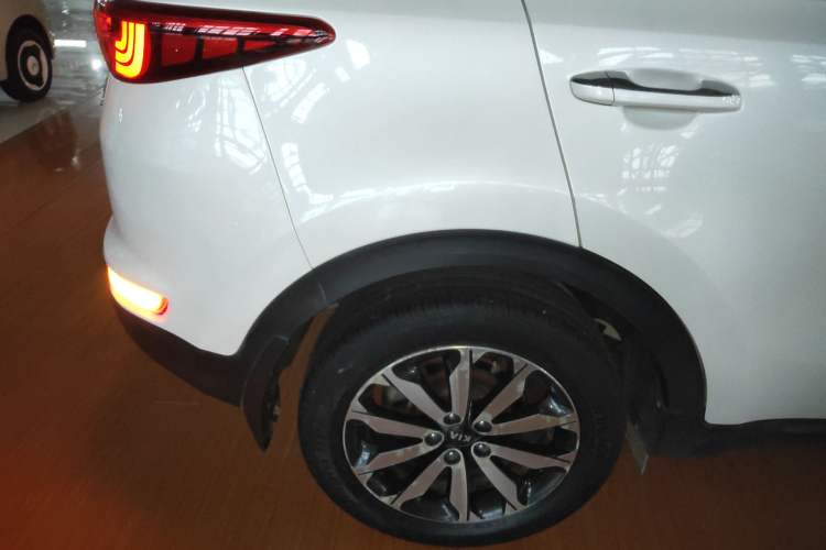 Used Kia KX5 2016 1.6T Automatic Two-Wheel Drive DLX Exterior 8