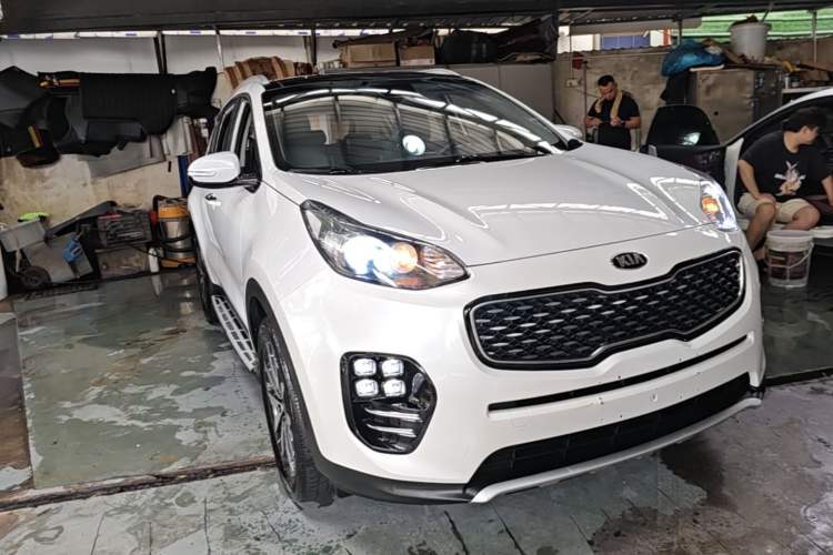 Used Kia KX5 2016 1.6T Automatic Two-Wheel Drive DLX Front Right 45 Deg