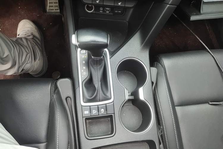 Used Kia KX5 2016 1.6T Automatic Two-Wheel Drive DLX Gear Lever