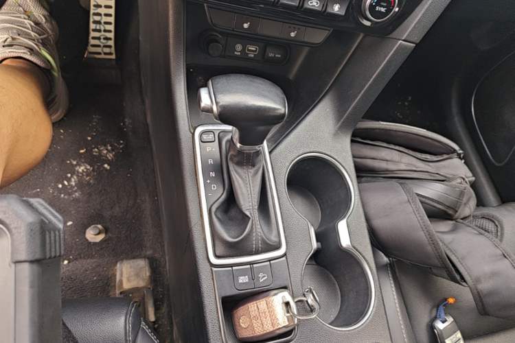 Used Kia KX5 2016 1.6T Automatic Two-Wheel Drive DLX Gear Lever