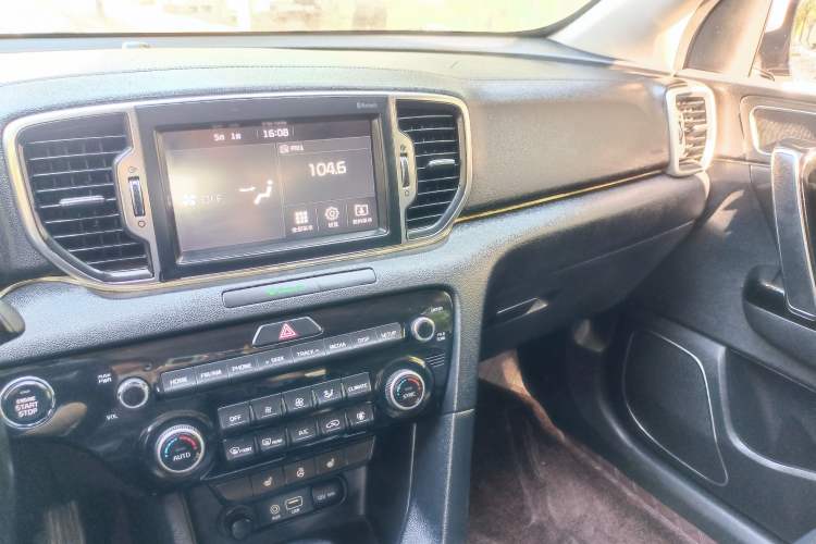 Used Kia KX5 2016 2.0L Automatic 2WD Premium Interior 12