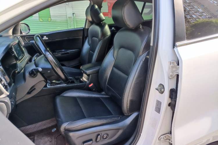 Used Kia KX5 2016 2.0L Automatic 2WD Premium Interior 9