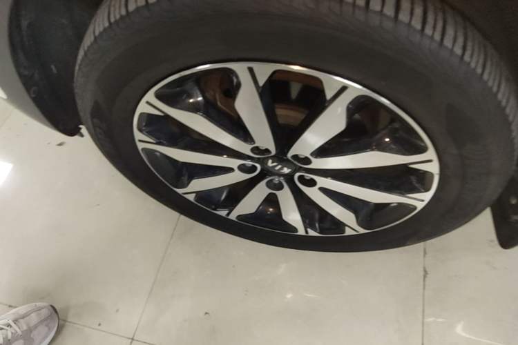 Used Kia KX5 2016 2.0L Automatic 2WD GLS Left Front Wheel Hub