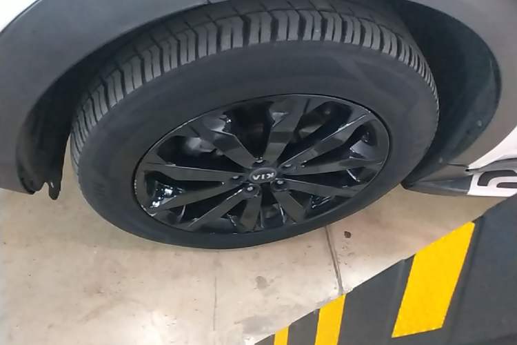 Used Kia KX5 2016 1.6T Automatic Two-Wheel Drive DLX Left Front Wheel Hub