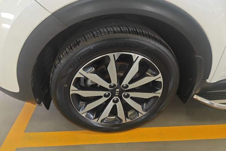 Used Kia KX5 2016 1.6T Automatic Two-Wheel Drive DLX Left Front Wheel Hub