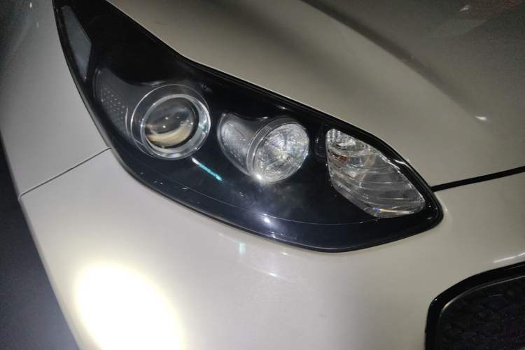 Used Kia KX5 2016 1.6T Automatic Two-Wheel Drive DLX Right Front Headlight