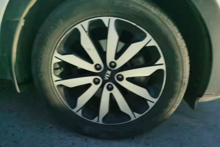 Used Kia KX5 2016 1.6T Automatic Two-Wheel Drive DLX Right Front Wheel Hub