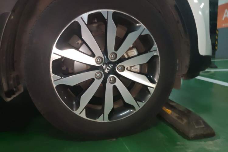 Used Kia KX5 2016 1.6T Automatic Two-Wheel Drive DLX Right Front Wheel Hub