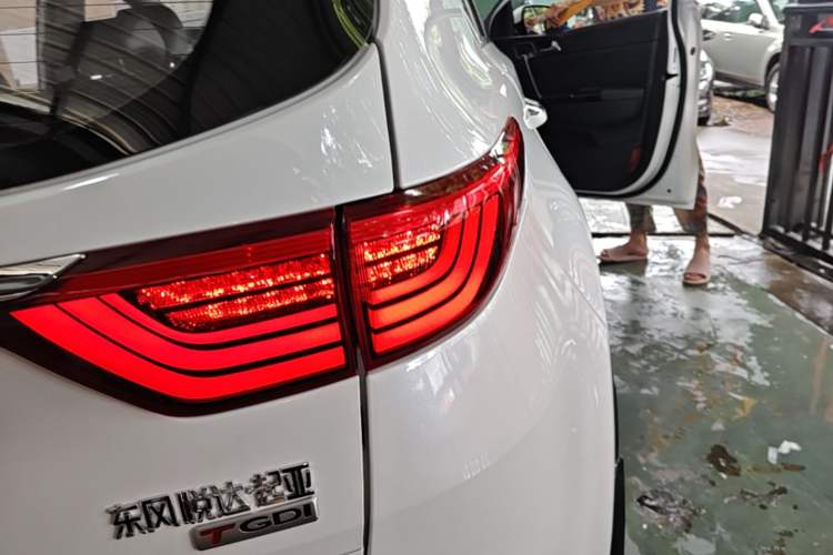 Used Kia KX5 2016 1.6T Automatic Two-Wheel Drive DLX Right Rear Taillight