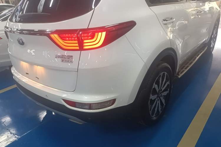 Used Kia KX5 2016 1.6T Automatic Two-Wheel Drive DLX Right Rear Taillight