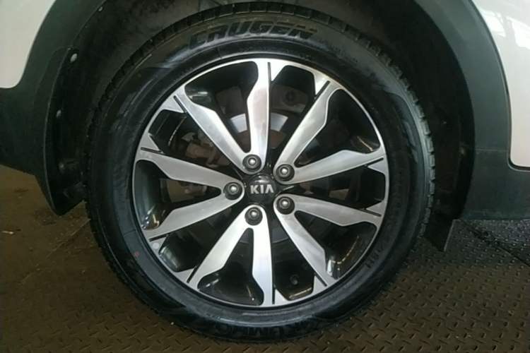 Used Kia KX5 2016 1.6T Automatic Two-Wheel Drive DLX Right Rear Wheel Hub