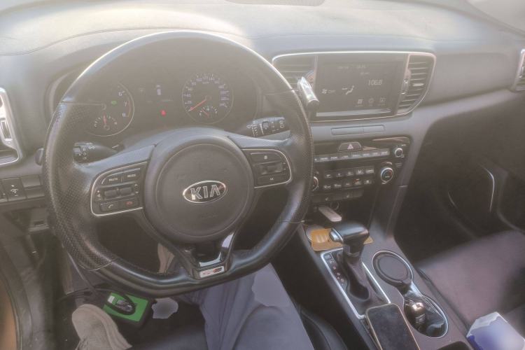 Used Kia KX5 2016 1.6T Automatic Two-Wheel Drive DLX Center Console