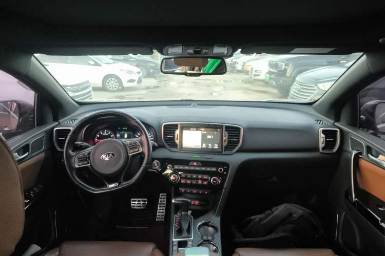 Used Kia KX5 2016 1.6T Automatic All-Wheel Drive Premium Center Console