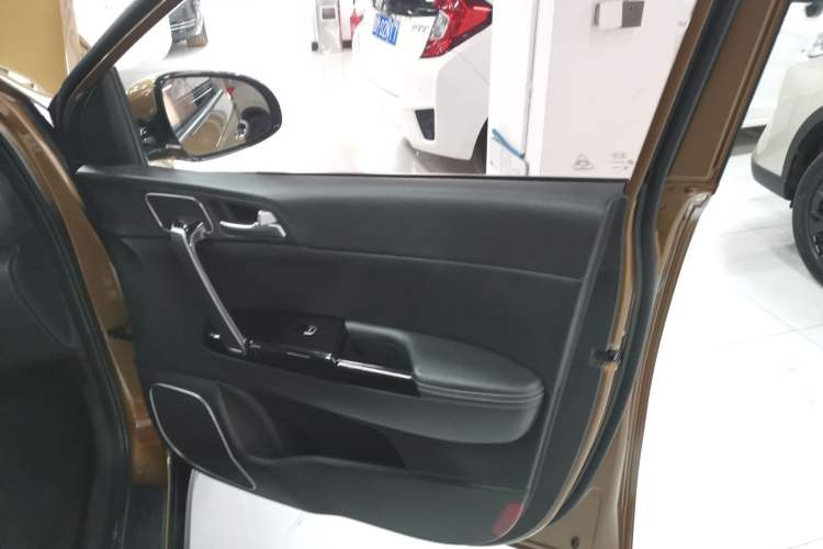 Used Kia KX5 2016 1.6T Automatic Two-Wheel Drive DLX Interior 5