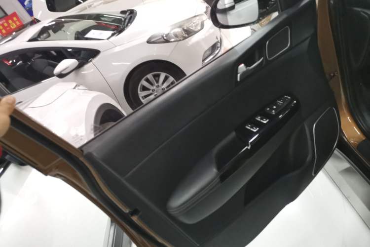 Used Kia KX5 2016 1.6T Automatic Two-Wheel Drive DLX Interior 7